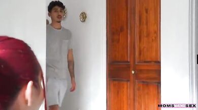 Vystriekaná tvár Scarlette Moon po horúcom kúpeli a náloži mrdky