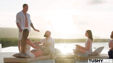 Drsné mrdanie, pri ktorom Aria Nicole aj Holly Molly rozťahujú nohy