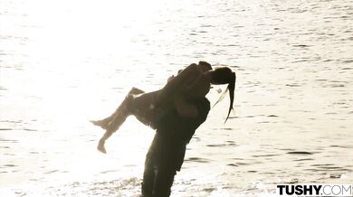 Drsné mrdanie, pri ktorom Aria Nicole aj Holly Molly rozťahujú nohy