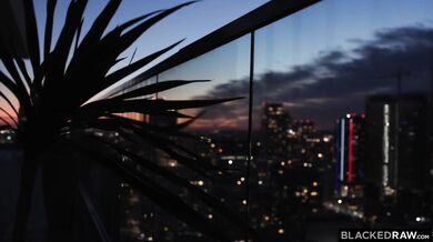 Tieto dve nymfy rozťahujú nohy pre brutálny interracial nárez