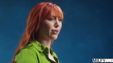 Vysoká nymfa rozťahuje nohy a nechá si vyprcať kundu aj anál