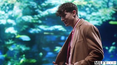 Vysoká nymfa rozťahuje nohy a nechá si vyprcať kundu aj anál