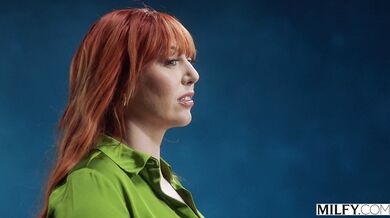 Vysoká nymfa rozťahuje nohy a nechá si vyprcať kundu aj anál