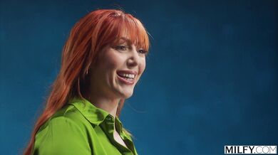 Vysoká nymfa rozťahuje nohy a nechá si vyprcať kundu aj anál