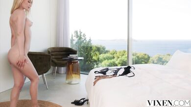 Emiri a Lily rozťahujú nohy a nechajú si vyprcať dierky v divokej trojke