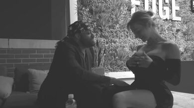 Skazená manželka sa prehýba na psíka a žobroni o nálož horúcej mrdky