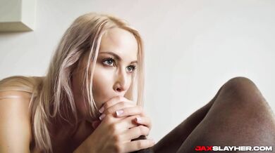 Nadržaná Sharon berie čierny penis hlboko do hrdla aj do tesnej piče