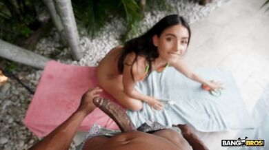 Isa Bella nastaví zadok na psíka a užíva si masívny čierny čurák