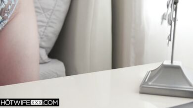 Sexy Bunny Colby s veľkými prsiami skáče na čiernom penise a užíva si tvrdé mrdanie