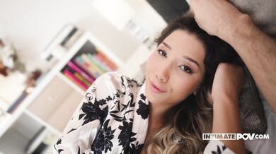 Layla Scarlett nastaví zadok na psíka a nechá si čurákom poriadne pretiahnuť dierku