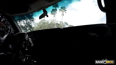 Nadržaná MILFka fajčí čurák za jazdy