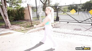 Nadržaná MILFka fajčí čurák za jazdy