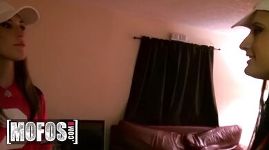 Thena a Annika nastavia zadky na psíka a nechajú si penismi poriadne vymiesť dierky