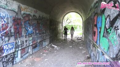 Sexy Jenny Joy si to rozdá vonku a užíva si nárez od dvoch borcov naraz