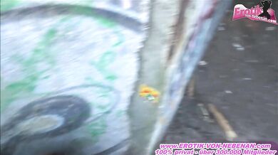 Sexy Jenny Joy si to rozdá vonku a užíva si nárez od dvoch borcov naraz