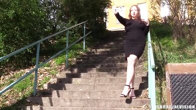 Sexy teenka s obrími prsiami dostane naložené od čierneho čuráka