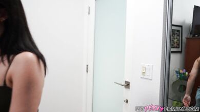 Krásna brunetka dostane naložené od veľkého penisu