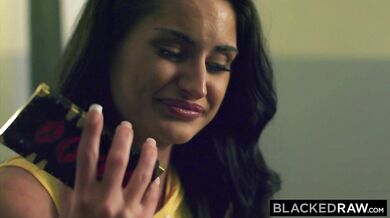 Kymberlie Rose si to rozdala s černochom, zatiaľ čo sa jej chlap pozeral