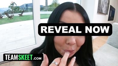 Hnedovlasá bohyňa a jej debut plný slín a spermie