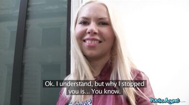 Ruská blondínka s úžasným poprsím a jej divoká mrdkačka na schodoch