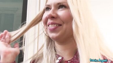 Ruská blondínka s úžasným poprsím a jej divoká mrdkačka na schodoch