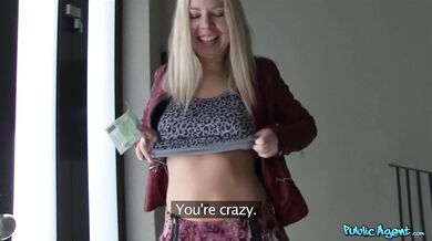 Ruská blondínka s úžasným poprsím a jej divoká mrdkačka na schodoch