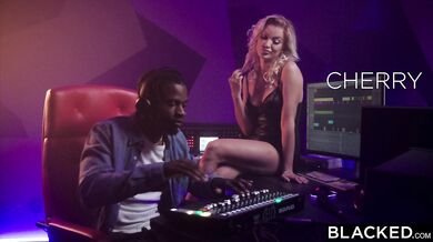 Cherry Kiss a jej divoká jazda na obrovskom čiernom penise
