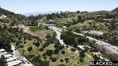 Nadržaná Emma Sirus a jej špeciálna rehabilitácia s obrovským čiernym penisom