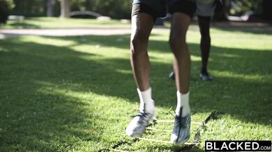 Dva obrovské čierne penisy ju ošukali v oboch dierach