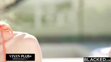 Sexy vypracovaná blondína Dakota Lyn a jej jazda s dvomi mackami naraz