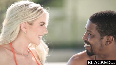 Sexy vypracovaná blondína Dakota Lyn a jej jazda s dvomi mackami naraz