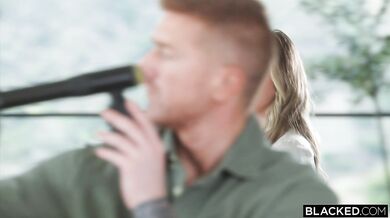 Sexy blondína Addison Vodka v roli živej hračky pre masívneho macka