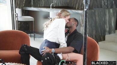 Sexy blondína Addison Vodka v roli živej hračky pre masívneho macka