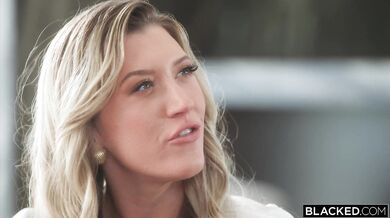 Sexy blondína Addison Vodka v roli živej hračky pre masívneho macka