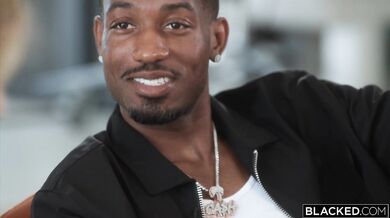 Sexy blondína Addison Vodka v roli živej hračky pre masívneho macka