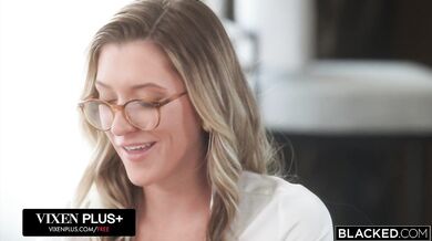 Sexy blondína Addison Vodka v roli živej hračky pre masívneho macka