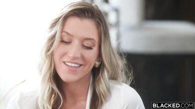 Sexy blondína Addison Vodka v roli živej hračky pre masívneho macka