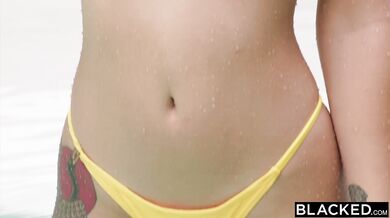 Gabbie Carter a jej bazénová nevera s poriadnym mackom