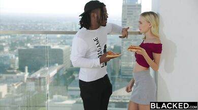 Alicia Williams si vyhliadla svoju obľúbenú hviezdu a dočkala sa nálože od obrovského penisu