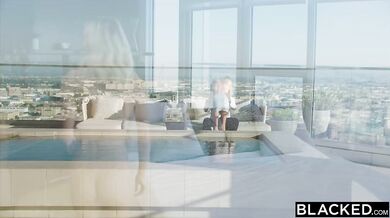 Alicia Williams si vyhliadla svoju obľúbenú hviezdu a dočkala sa nálože od obrovského penisu