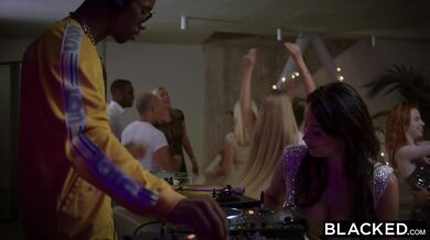 Dvaja masívni mackovia v oboch dierach naraz