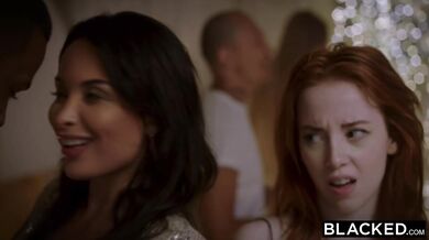 Dvaja masívni mackovia v oboch dierach naraz