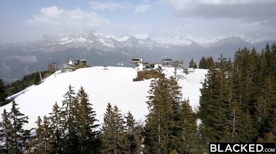 Jia a blonďavá Lika v divej trojke
