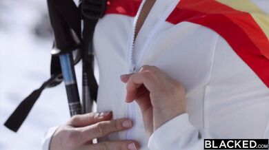 Jia a blonďavá Lika v divej trojke