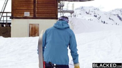 Jia a blonďavá Lika v divej trojke