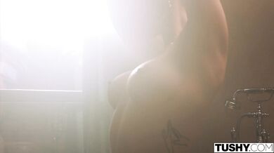 Minni Joy v akcii ukazuje svoj perfektný zadok pri drsnej mrdkačke