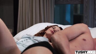 Minni Joy v akcii ukazuje svoj perfektný zadok pri drsnej mrdkačke