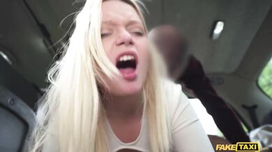 Sexy vyvinutá blondínka si nechala vystriekať dovnútra