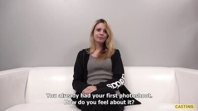 Amatérka sa odhaľuje a predvádza svoju nahotu pred kamerou