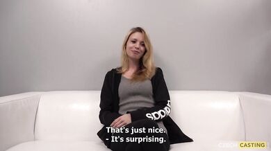 Amatérka sa odhaľuje a predvádza svoju nahotu pred kamerou